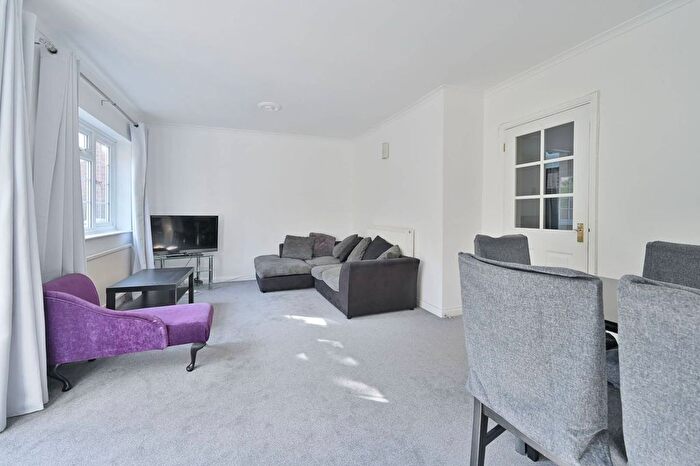 4 Bedroom Semi-Detached House To Rent In Hunton Bridge, Watford, Hunton Bridge, WD4