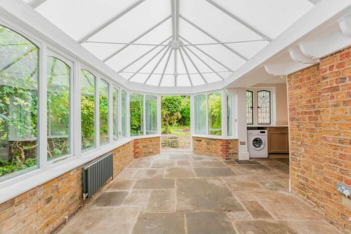 2 Bedroom Flat To Rent In Park Avenue, Alexandra Park, N22