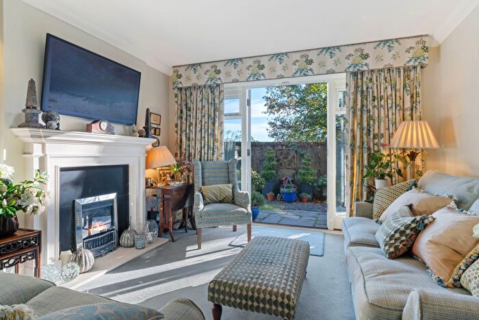 2 Bedroom Flat For Sale In High Street, Haslemere, GU27