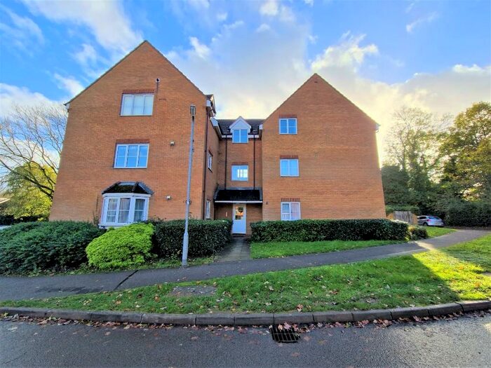 2 Bedroom Ground Flat To Rent In Wynches Farm Drive, St. Albans, Hertfordshire, AL4