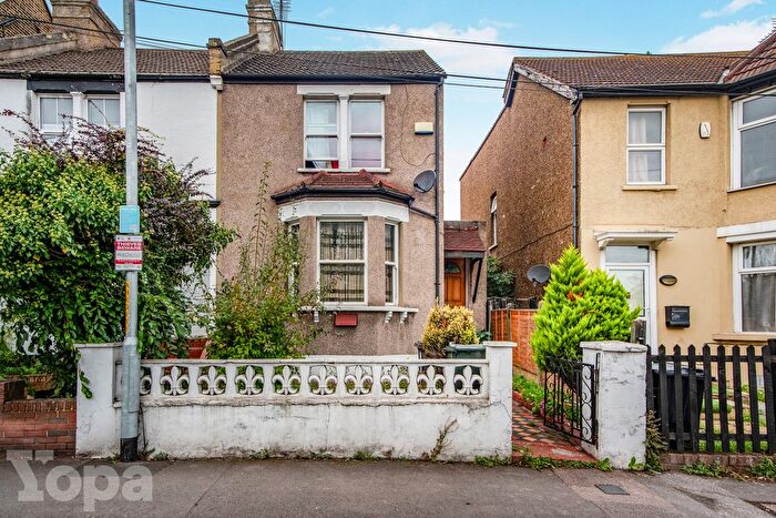 4 Bedroom Semi-Detached House For Sale In Highfield Road, Dartford, DA1