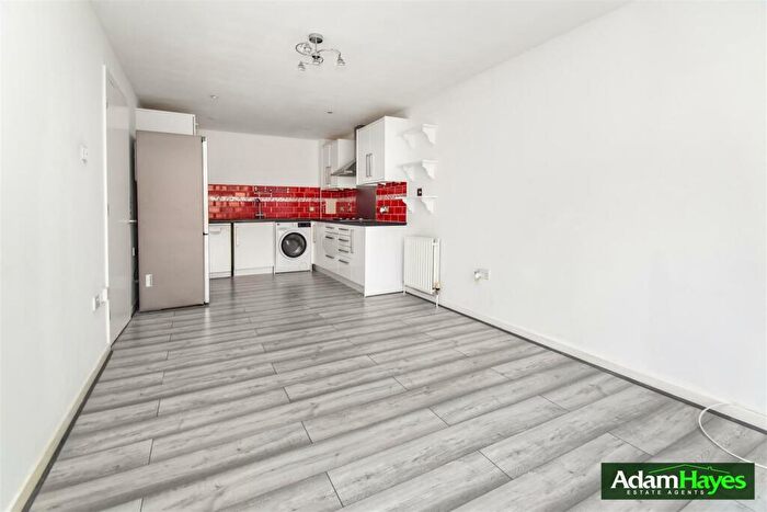 2 Bedroom Apartment To Rent In Holden Road, Woodside Park, N12