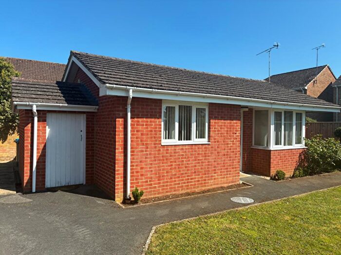 1 Bedroom Detached Bungalow To Rent In Valiant Court, Carterton, OX18