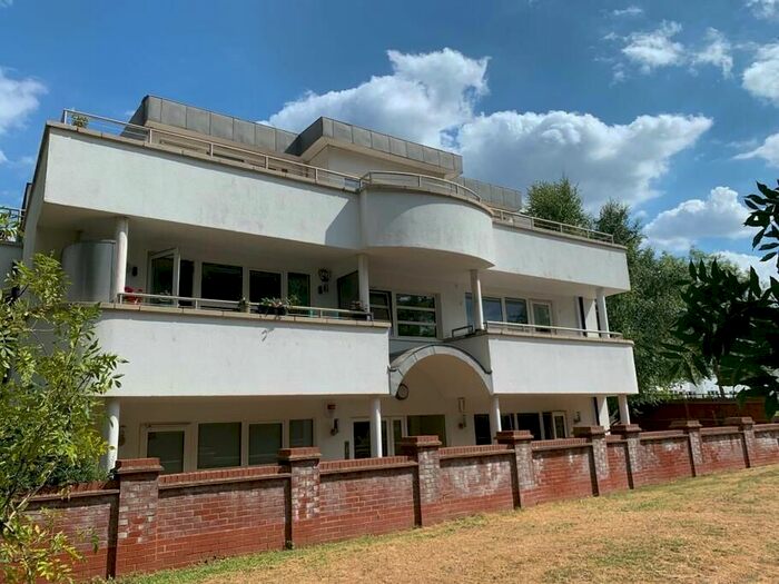 2 Bedroom Flat To Rent In Charlton Court, Broughton Avenue, London, N3