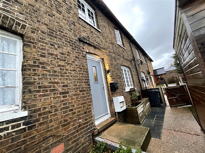 3 Bedroom Cottage For Sale In Hainault Road, Chadwell Heath, Essex, RM6