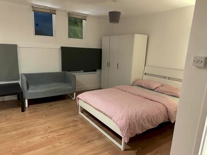 Studio To Rent In Cowley Road, Oxford, OX4