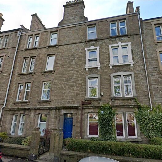 3 Bedroom Flat To Rent In Pitkerro Road, Stobswell, Dundee, DD4