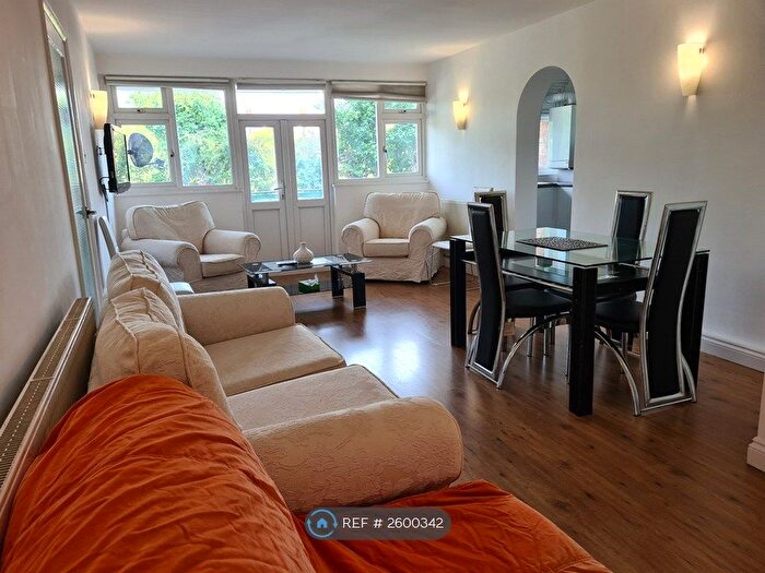 2 Bedroom Flat To Rent In Courtney Towers, Ilford, IG2