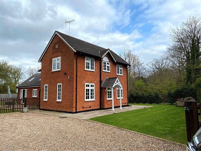 Detached House To Rent In Bentley Heath, Barnet, Hertfordshire, EN5