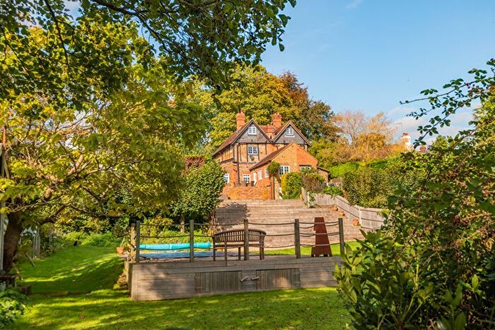 4 Bedroom Property For Sale In Brook Lane, Albury, Guildford, GU5