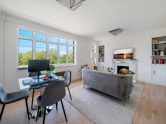 3 Bedroom Flat To Rent In Buckingham Palace Road, London, SW1W