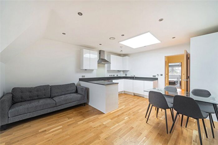 2 Bedroom Flat To Rent In Hanger Lane, Ealing, W5