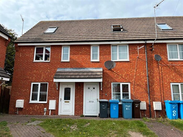 3 Bedroom Terraced House For Sale In Wormley Court, Riccall Close, Hull, HU6