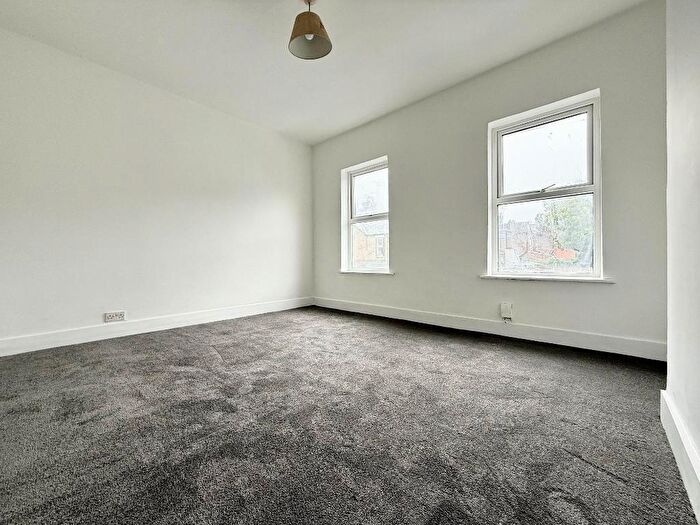 2 Bedroom End Of Terrace House To Rent In Butlin Road, Luton, LU1
