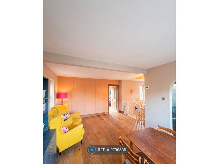 3 Bedroom Maisonette To Rent In Albert Road, Wokingham, RG40