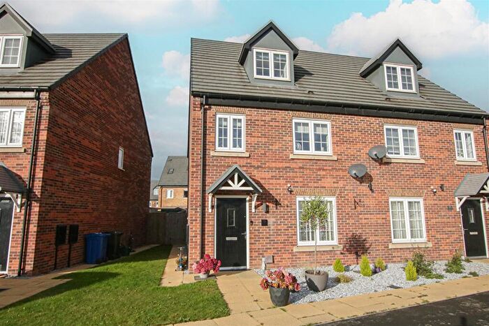 4 Bedroom Semi-Detached House For Sale In Winder Close, Rossington, Doncaster, DN11