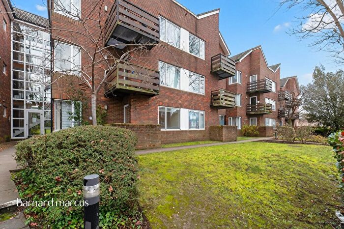 2 Bedroom Flat For Sale In Cedar Road, Sutton, SM2