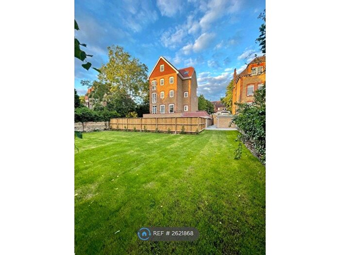 2 Bedroom Flat To Rent In Redcliffe House, London, SW16