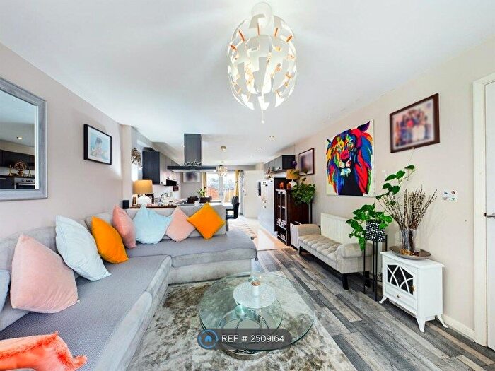 4 Bedroom Semi-Detached House To Rent In Wollaton Road, Nottingham, NG8
