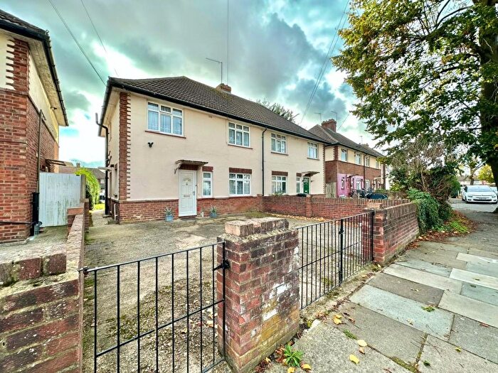 2 Bedroom Maisonette For Sale In Lime Grove, Hayes, UB3