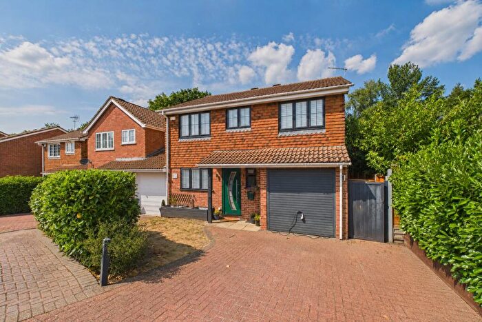 4 Bedroom Link Detached House For Sale In Dovedale Close, Heath Park, Sandhurst, Berkshire, GU47