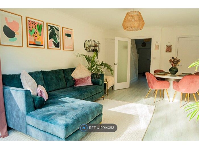2 Bedroom End Of Terrace House To Rent In Queens Park Road, Romford, RM3