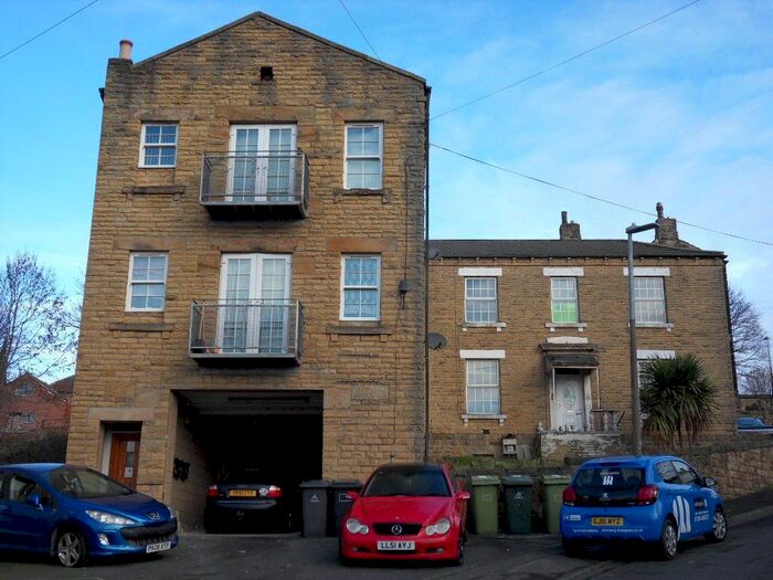 1 Bedroom Flat To Rent In Caledonia Road, Batley, West Yorkshire, WF17