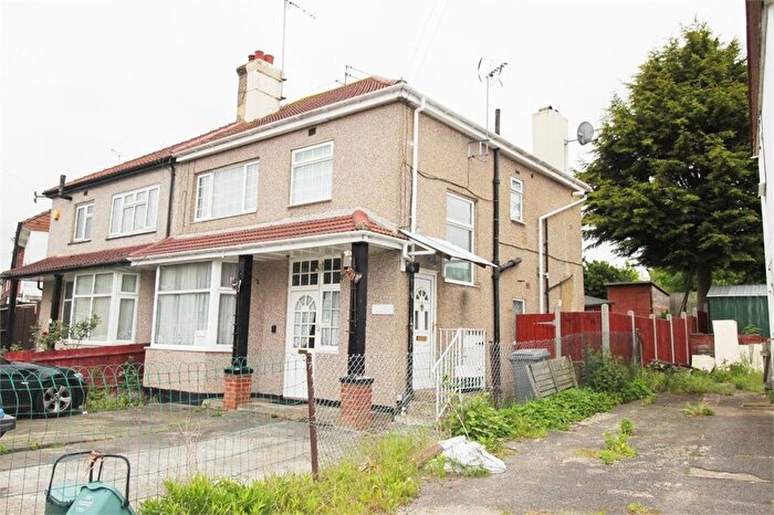 2 Bedroom Flat To Rent In The Mall, Harrow, HA3