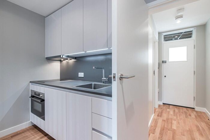 Flat To Rent In Riverside Apartments, N13