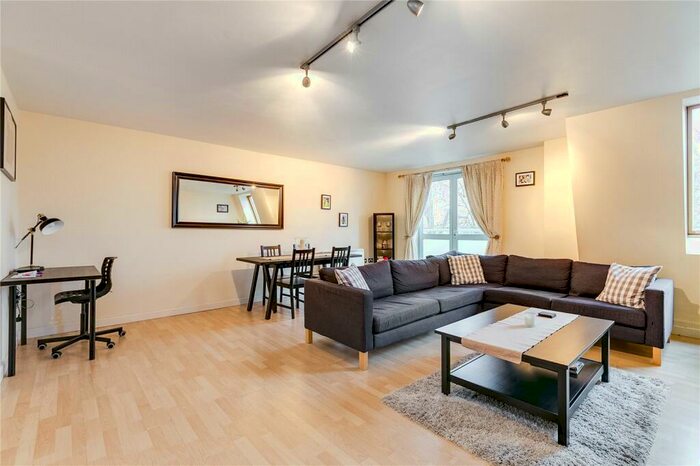 2 Bedroom Apartment To Rent In Battersea Park Road, London, SW11