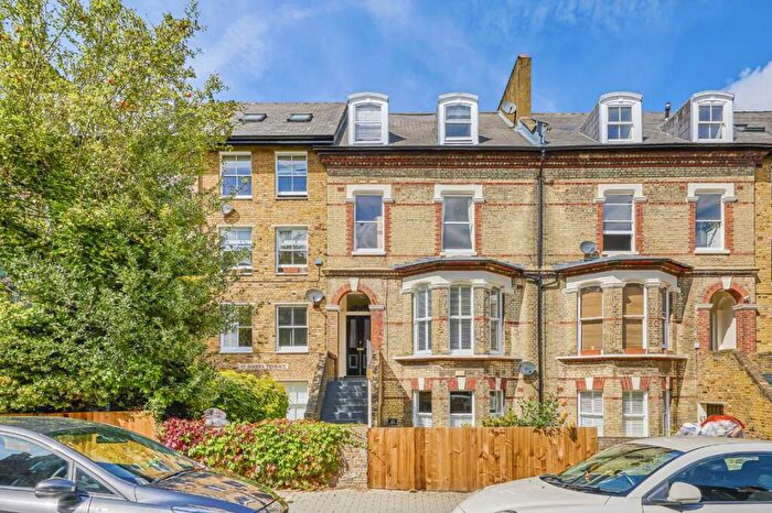 1 Bedroom Flat For Sale In St. James Terrace, Boundaries Road, SW12