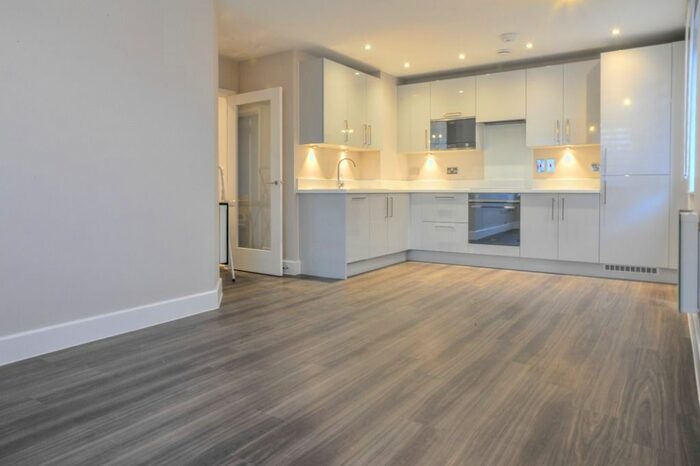 2 Bedroom Flat To Rent In Kingston Hill, Kingston KT2