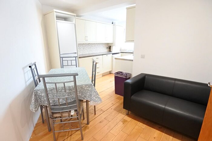 3 Bedroom Flat To Rent In Broadway, Ealing, W13
