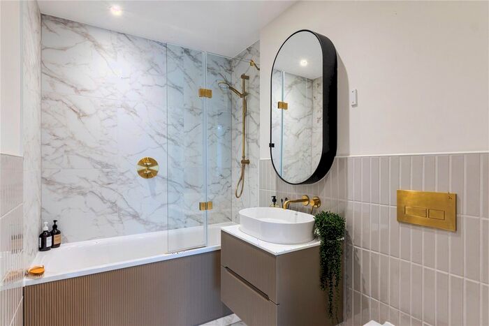 1 Bedroom Flat For Sale In Jubilee Gardens, Weybridge, Surrey, KT13