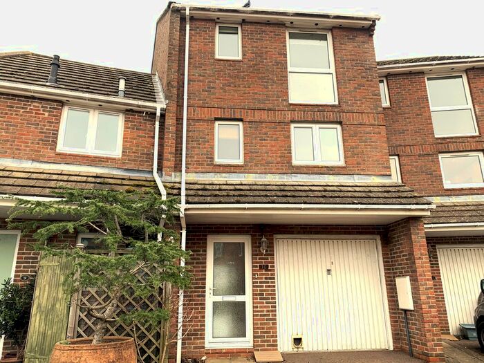 3 Bedroom Town House To Rent In Priory Avenue, Southampton, SO17