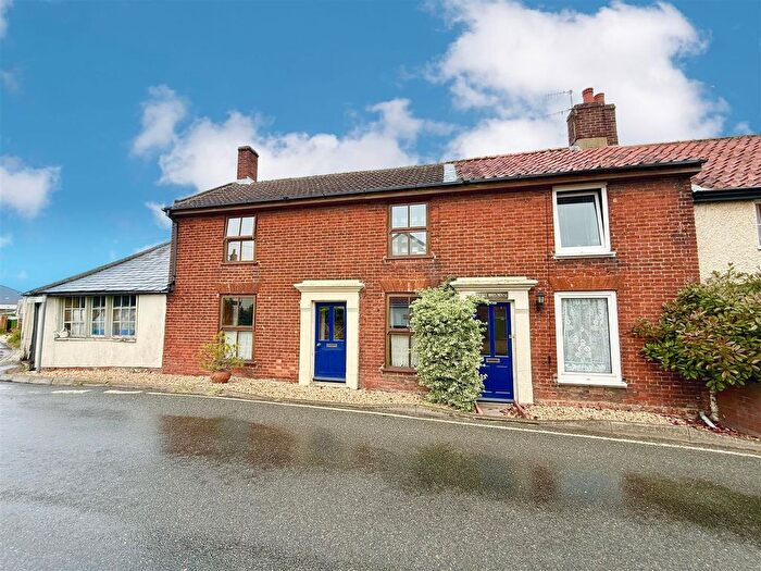 4 Bedroom Semi-Detached House For Sale In The Street, Catfield, NR29