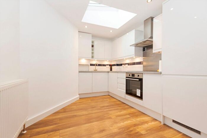 2 Bedroom Flat To Rent In St. Andrews Road, Acton, W3
