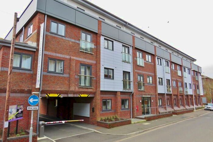 1 Bedroom Flat To Rent In Cantelupe Road, East Grinstead, RH19
