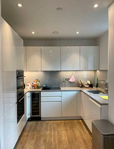 2 Bedroom Flat To Rent In Bach House, Wandsworth Road, London, SW8