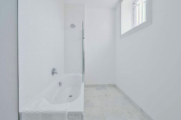 2 Bedroom Flat To Rent In Marshall Street, Soho, London, W1F