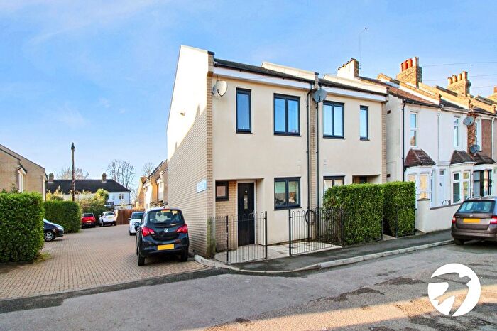 3 Bedroom Semi-Detached House To Rent In Castle Street, Swanscombe, Kent, DA10