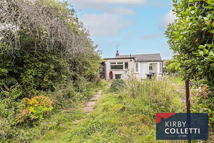 1 Bedroom Detached Bungalow For Sale In Eldon Road, Hoddesdon, EN11