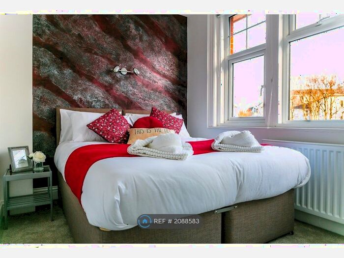 3 Bedroom Flat To Rent In South Cliff Avenue, Eastbourne, BN20