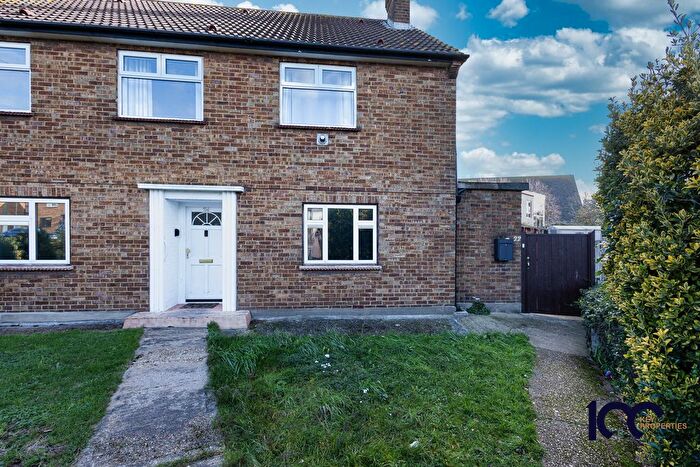 2 Bedroom Maisonette For Sale In Dunedin Road, Rainham, RM13