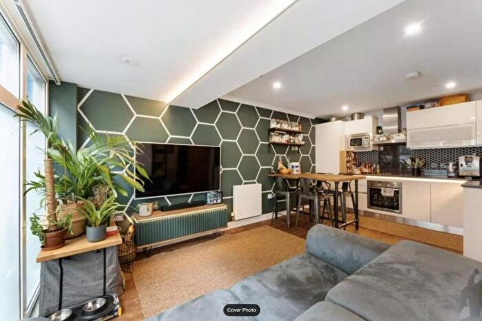 3 Bedroom Flat To Rent In Trinity Mews, London, E1