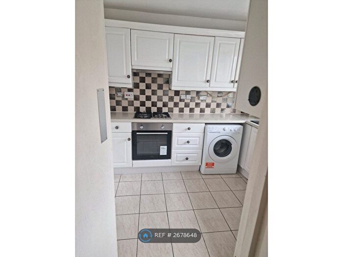 3 Bedroom Flat To Rent In The Waterside, Brentford, TW8