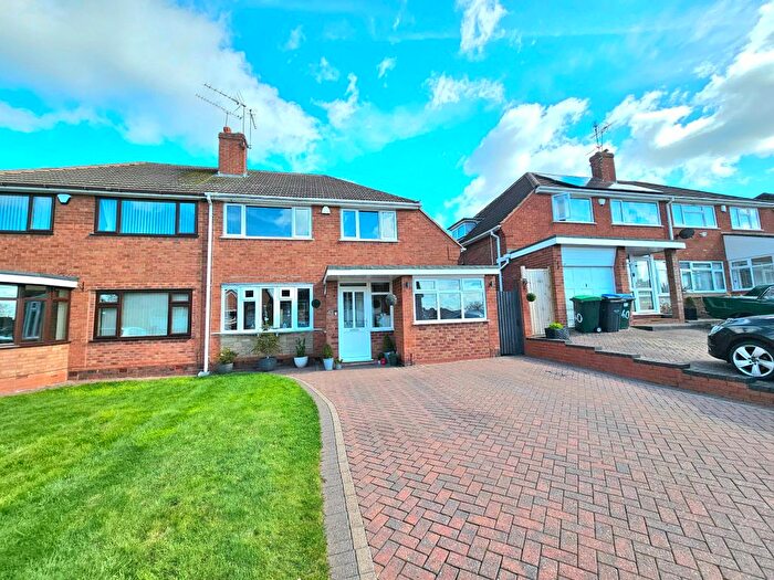 4 Bedroom Semi Detached House For Sale In Chatsworth Avenue, Birmingham, B43