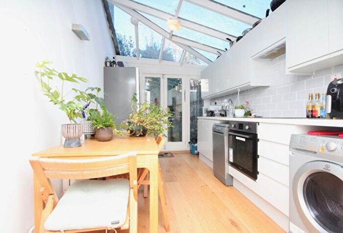 3 Bedroom Flat To Rent In Freegrove Road, Islington, N7