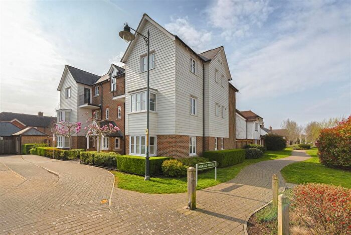 2 Bedroom Flat For Sale In Amber Lane, Kings Hill, ME19