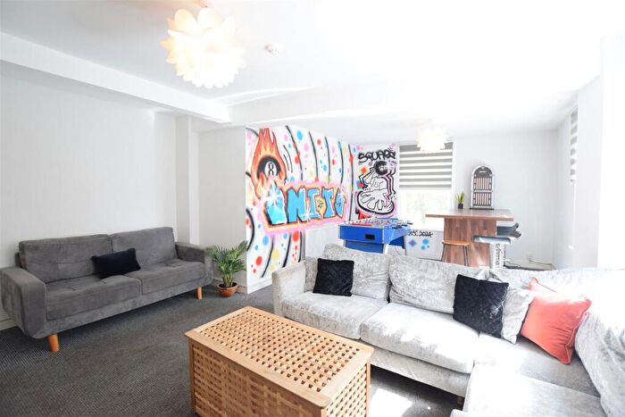 12 Bedroom End Of Terrace House To Rent In Unity Square - Bed Student House - /, LN2